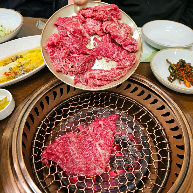 숯불 위에서 익어가는 광양 불고기