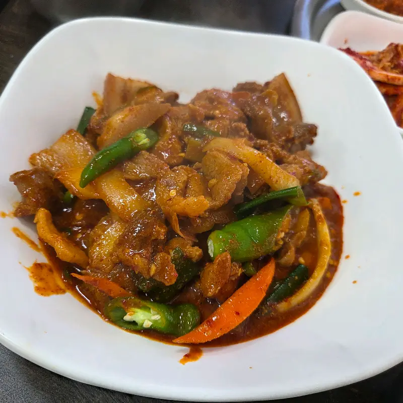 매콤달콤한 양념이 입맛을 돋우는 제육볶음