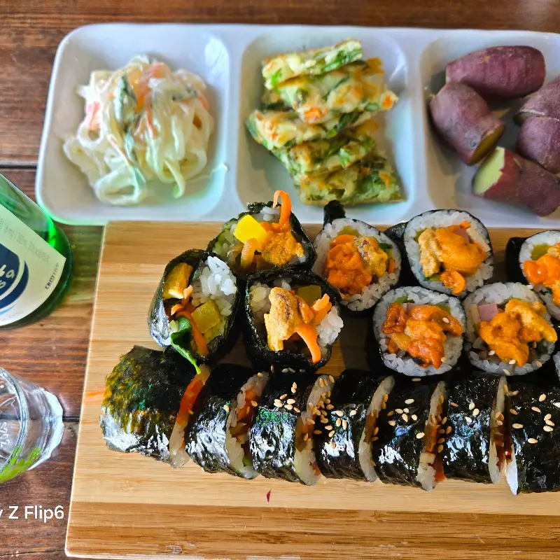 다채로운 밑반찬과 성게알 김밥