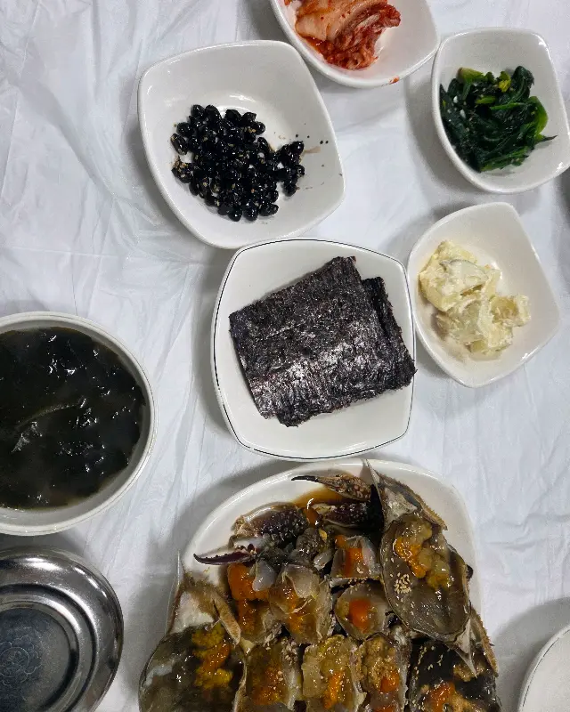 정갈하게 차려진 밑반찬과 간장게장