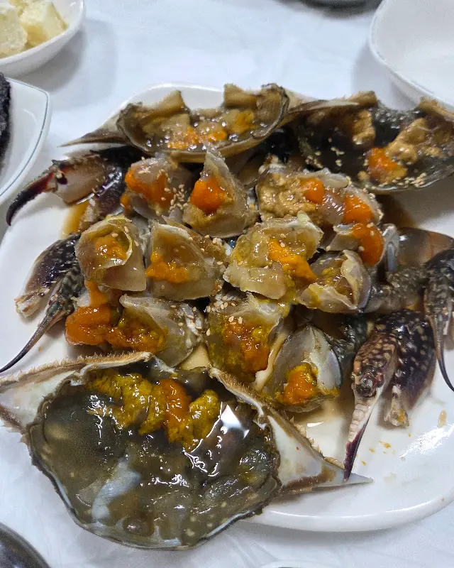 알과 내장이 가득한 간장게장