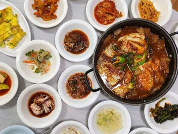 목포 향토의 맛, 푸짐한 반찬에 감동한 이모식당 백반 기행: 미식 연구원의 맛집 탐험