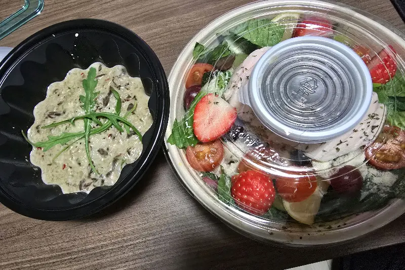 포장된 샐러드와 파스타