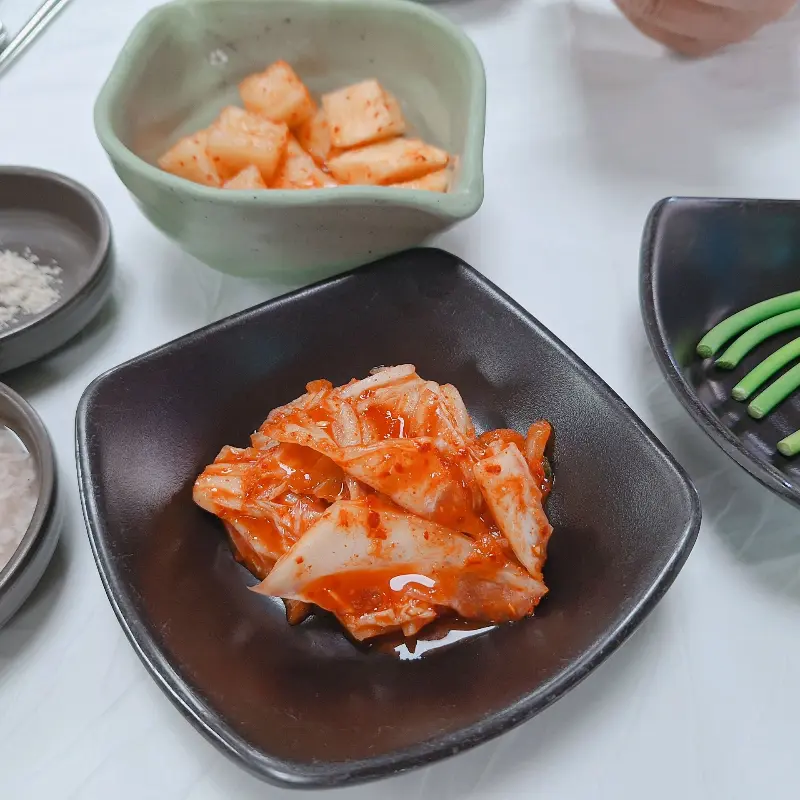 정갈하게 담겨 나온 밑반찬