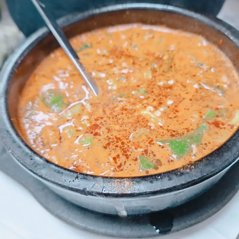 뚝배기에 담겨 보글보글 끓는 순대국밥