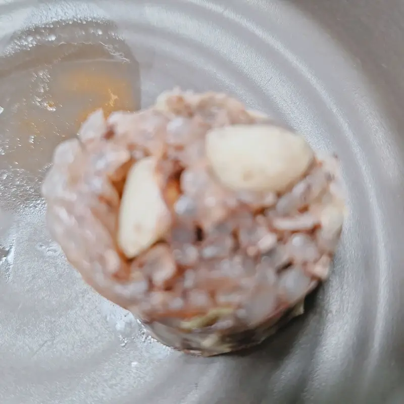 마늘이 콕콕 박힌 마늘순대 단면