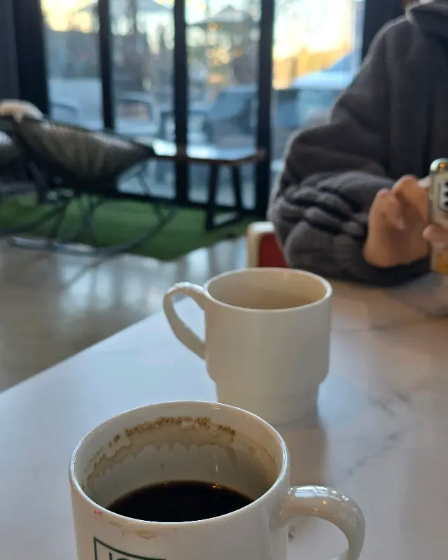 따뜻한 아메리카노 두 잔