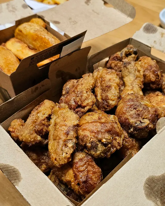 윙봉과 감자튀김의 환상적인 조합