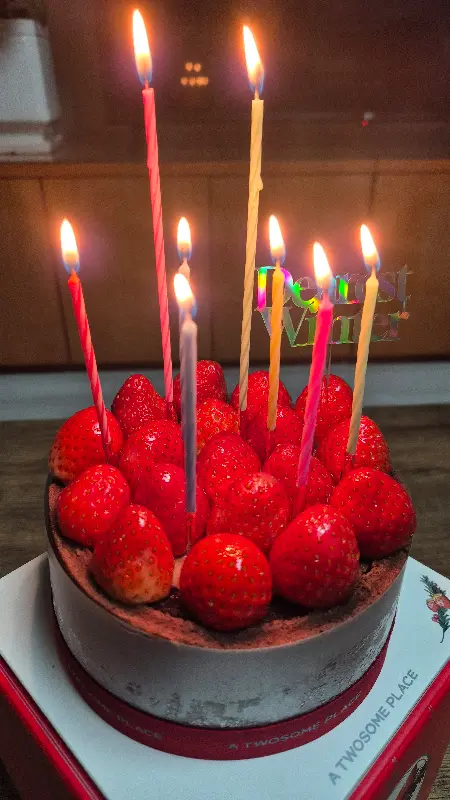 초가 켜진 스초생 케이크의 근접 사진