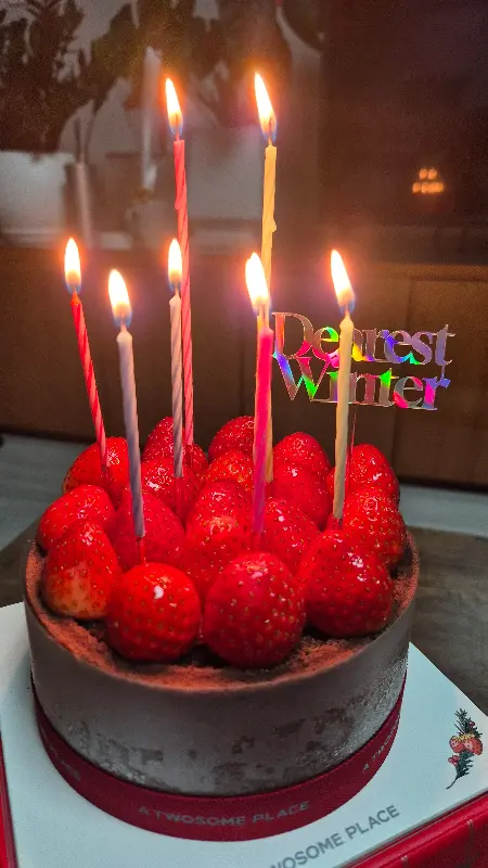 초에 불이 켜진 스초생 케이크