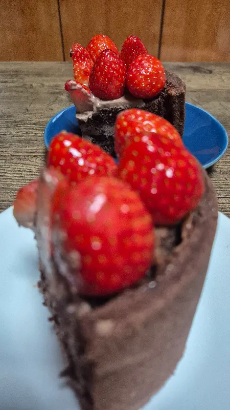 접시에 담긴 스초생 케이크