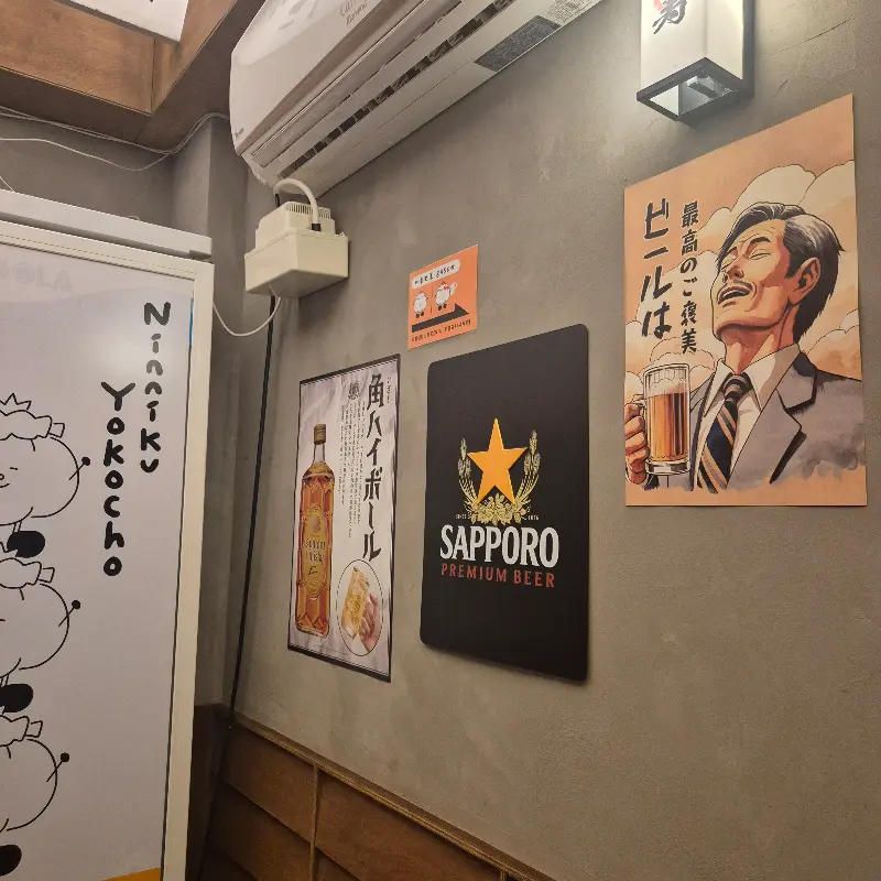 다찌석에 앉아 메뉴를 고르는 손님