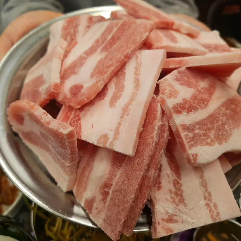 다양한 종류의 소스와 밑반찬