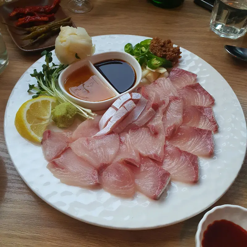 신선함이 눈으로도 느껴지는 대방어회