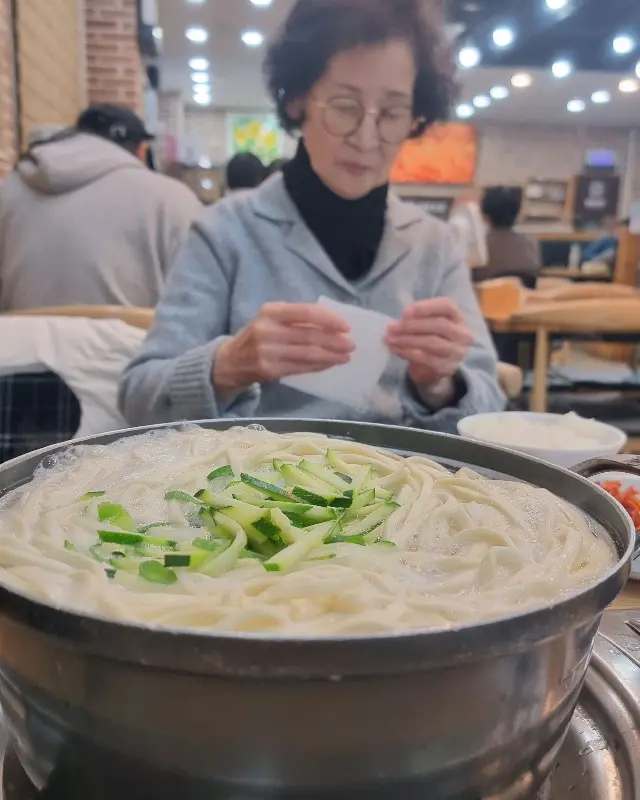 바지락칼국수와 무생채비빔밥