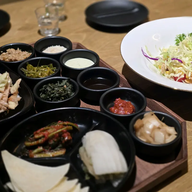 다채로운 밑반찬이 정갈하게 담겨 나온 모습