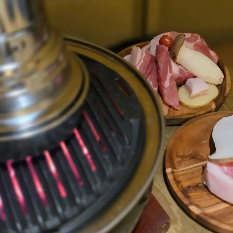 잘 익은 삼겹살과 버섯이 함께 놓인 테이블