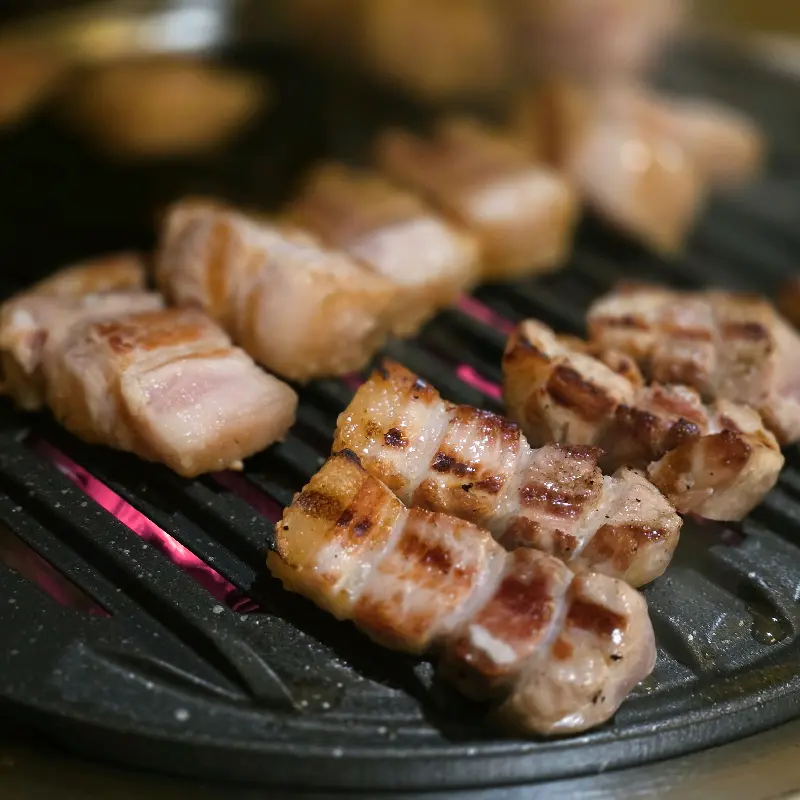 숯불 위에서 맛있게 익어가는 두툼한 목살