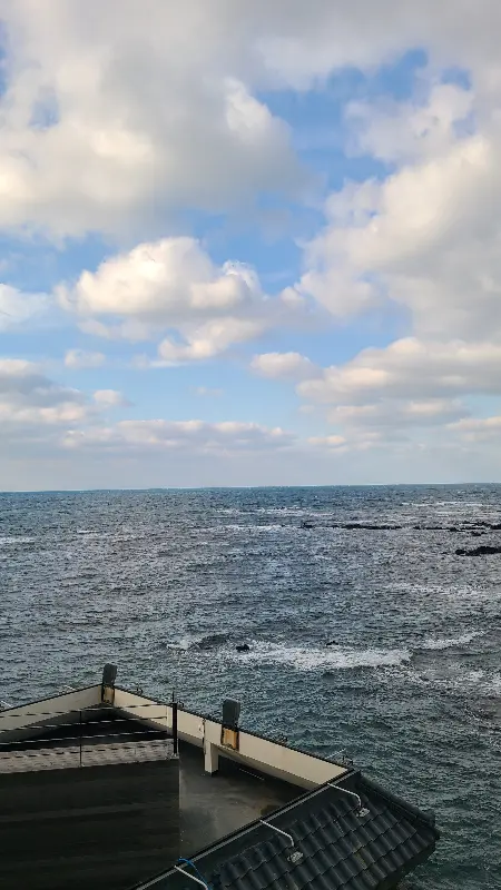 카페에서 바라본 바다 풍경