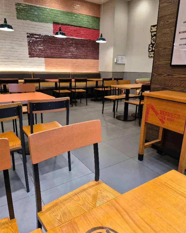 버거킹 매장 내부 테이블 좌석