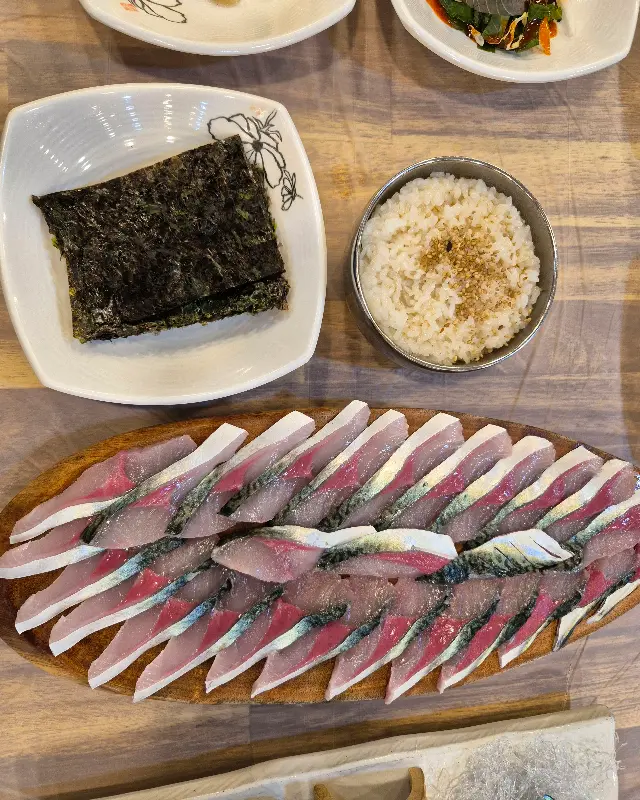 고등어회와 김, 밥의 조화