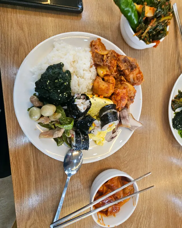 김이 모락모락 나는 따뜻한 밥