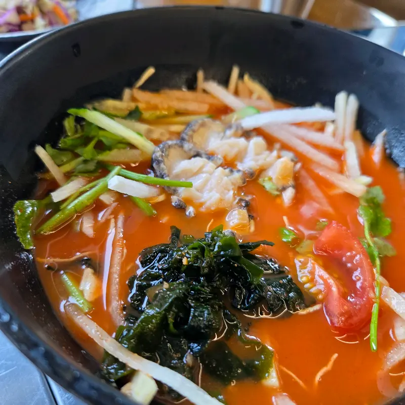 갈치회, 돔베고기, 전복물회가 한 접시에 담겨 나오는 모습