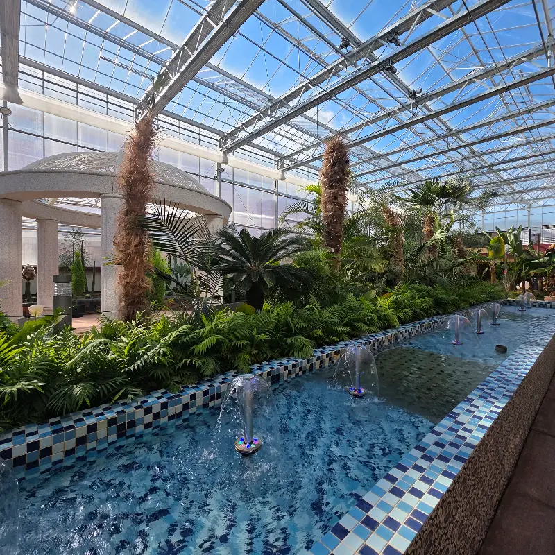 온실처럼 꾸며진 카페 내부