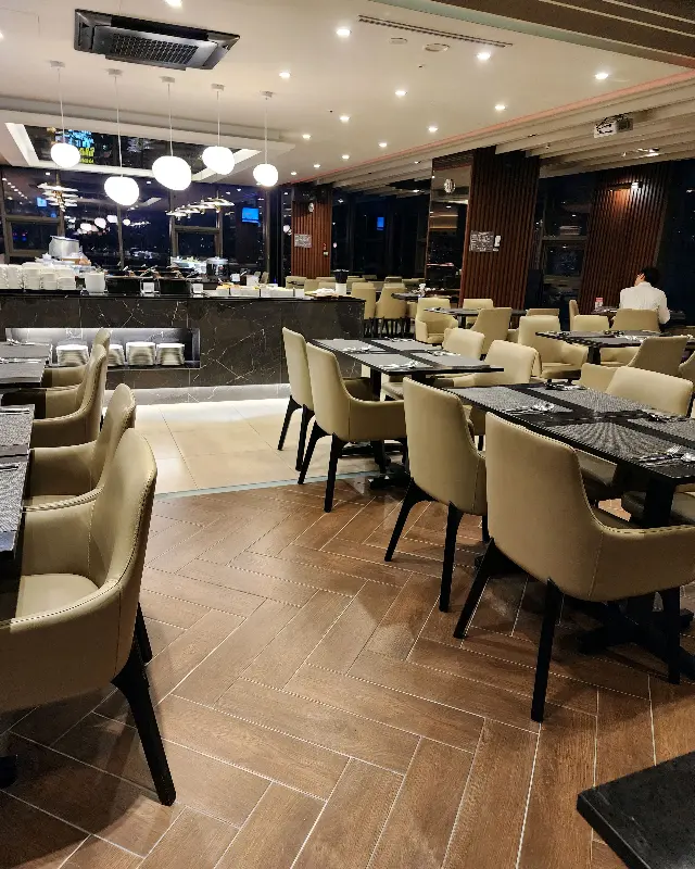 넓고 깔끔한 얼라이브 뷔페 내부