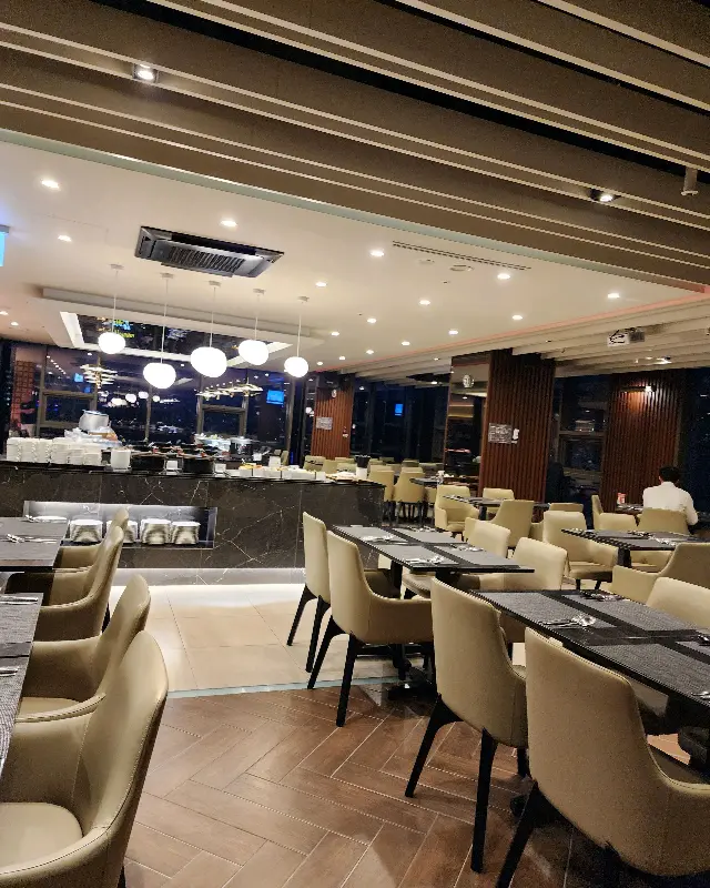 테이블 간 간격이 넓어 편안하게 식사할 수 있는 얼라이브 뷔페 내부