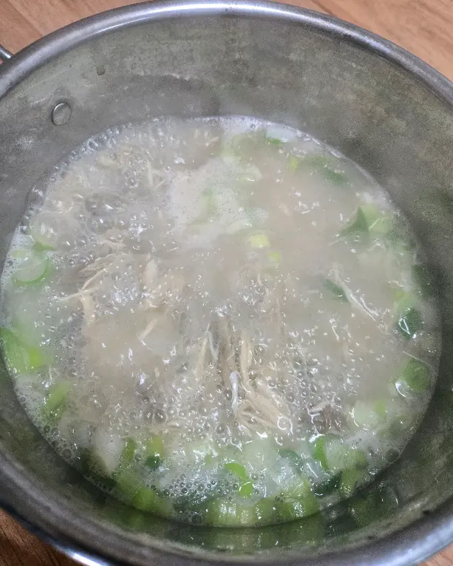 냄비에 담겨져 나오는 닭곰탕