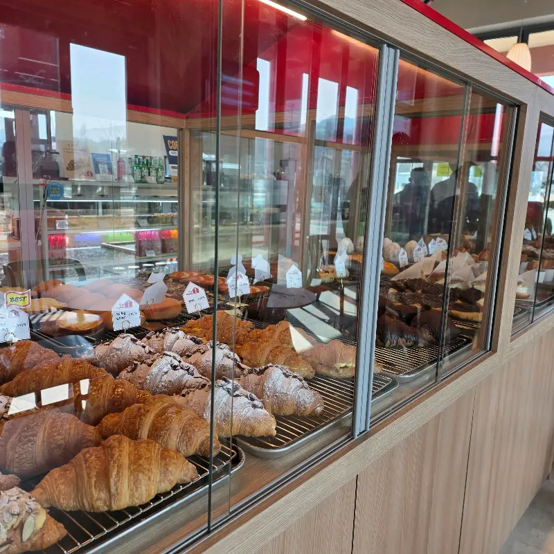 다양한 빵들이 진열된 모습