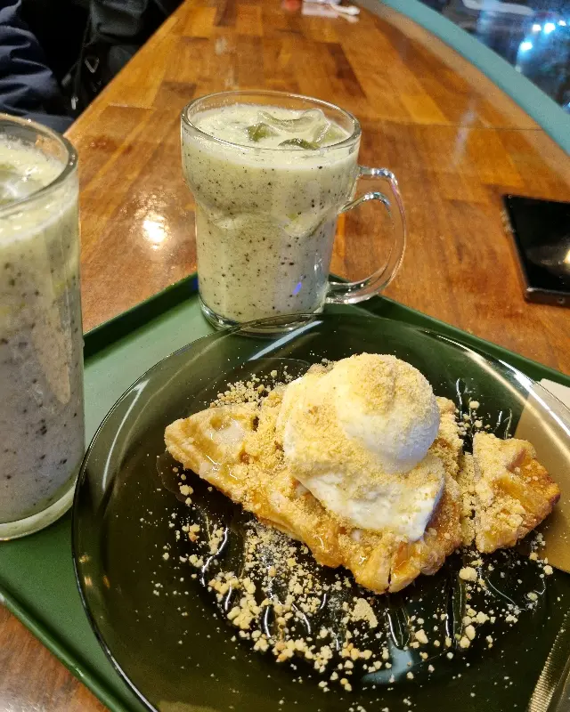 아이스크림 와플과 음료