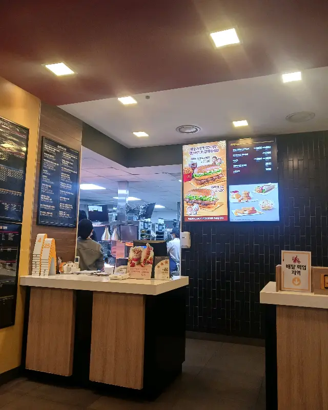 맥도날드 삼계DT점 내부 키오스크