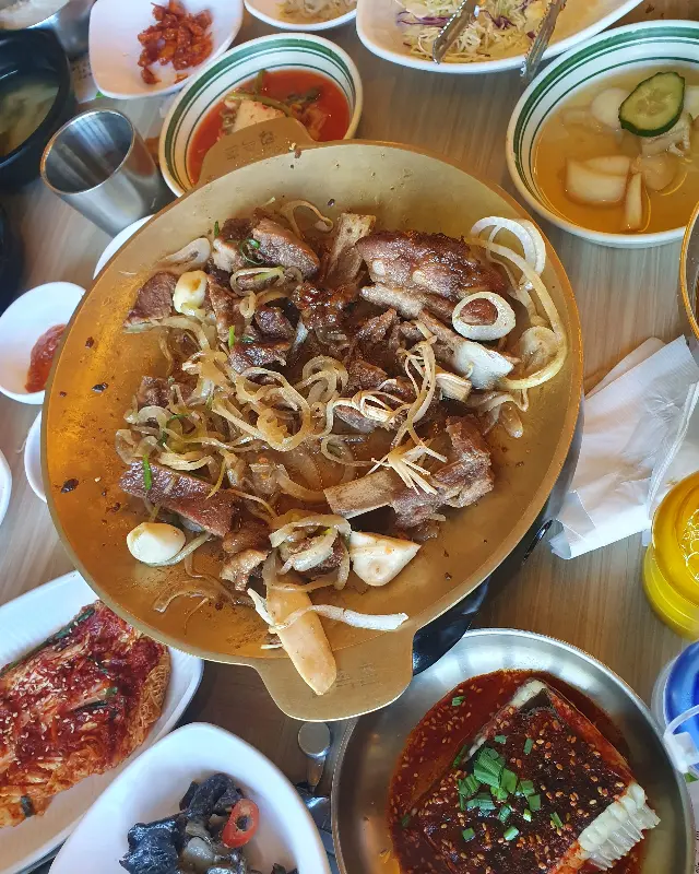 돌판 위에 지글지글 익어가는 석갈비