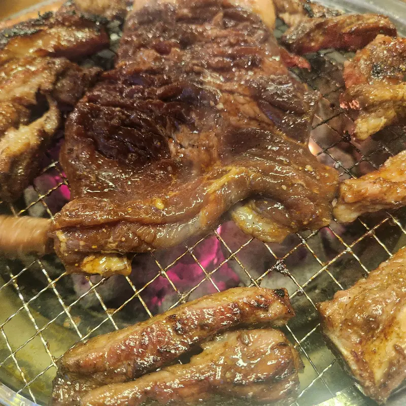 참숯 위에서 익어가는 왕갈비