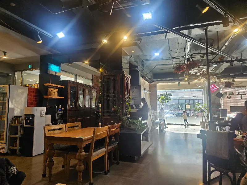 넓고 깔끔한 매장 내부