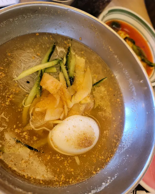 살얼음 동동 뜬 시원한 물냉면