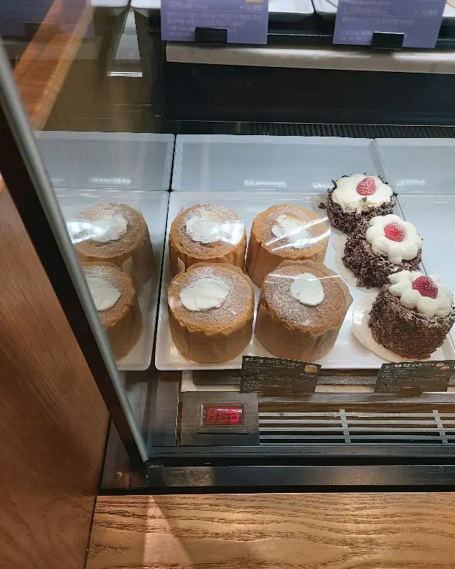 쇼케이스 안의 케이크