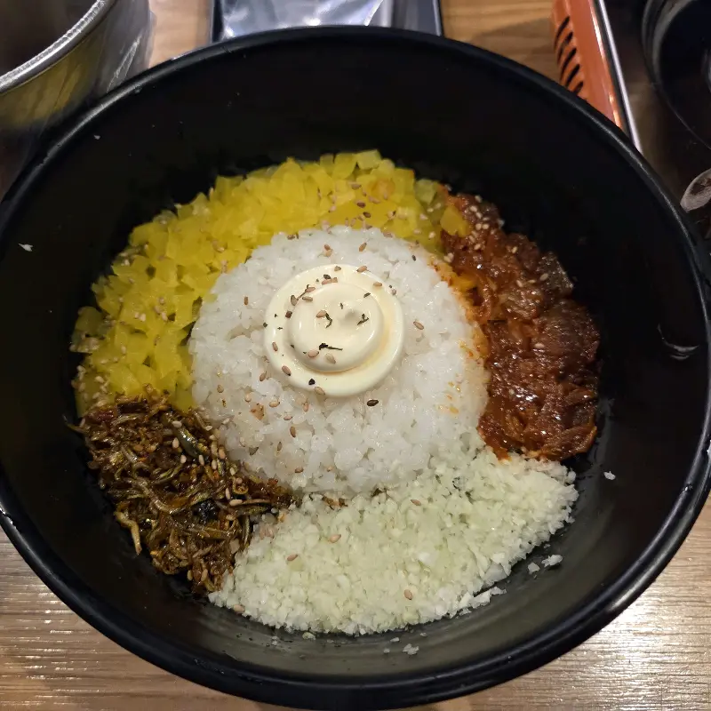 정갈하게 담겨 나온 흑백의 조화, 주먹밥