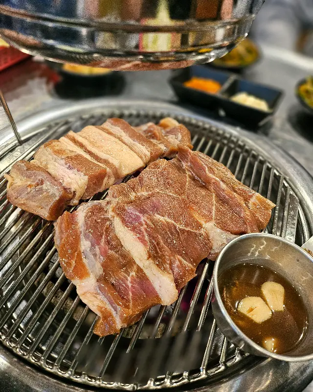 숯불 위에서 맛있게 익어가는 양념갈비