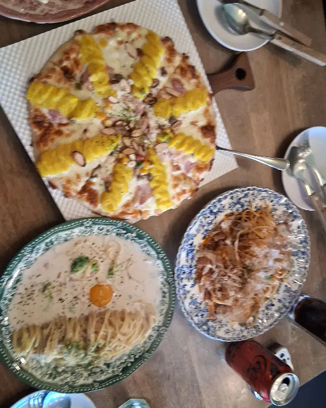 식당에서 판매하는 다양한 메뉴