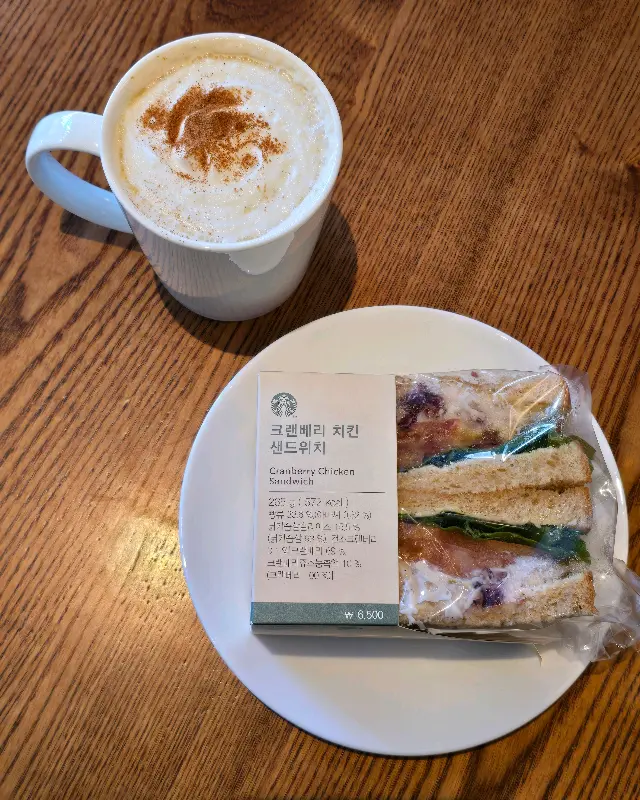 크랜베리 치킨 샌드위치와 라떼