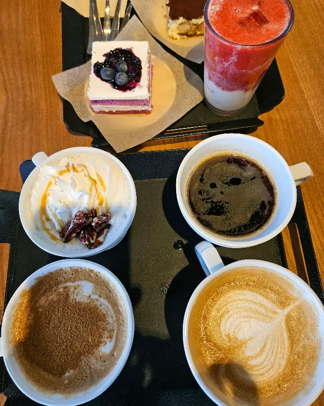 다양한 음료와 디저트