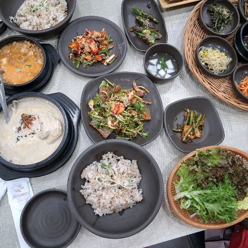 보리밥 정식과 녹두전의 푸짐한 상차림