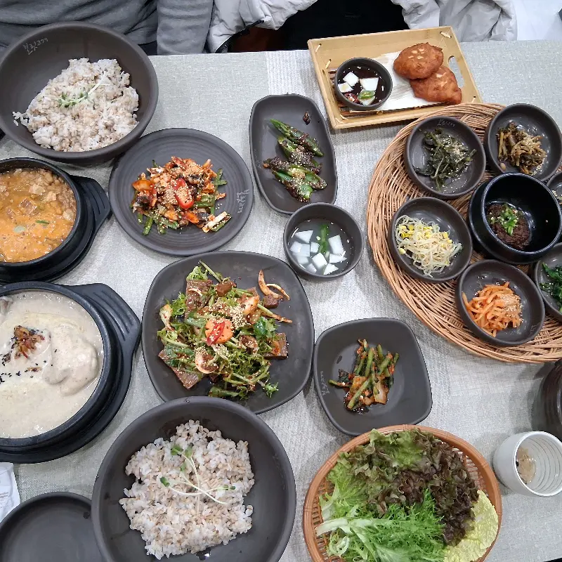 보리밥과 함께 나오는 들깨 삼계탕의 모습