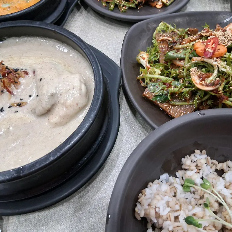 보리밥과 들깨 삼계탕을 가까이에서 찍은 사진