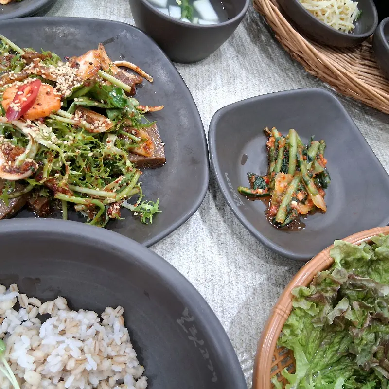 보리밥과 나물, 그리고 쌈 채소의 조화