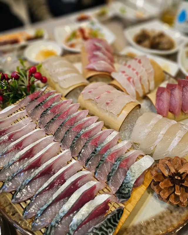 다채로운 어종으로 구성된 모듬회