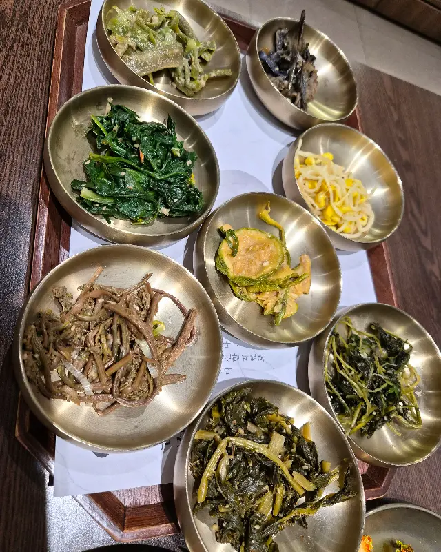 놋그릇에 담긴 다채로운 나물 반찬들